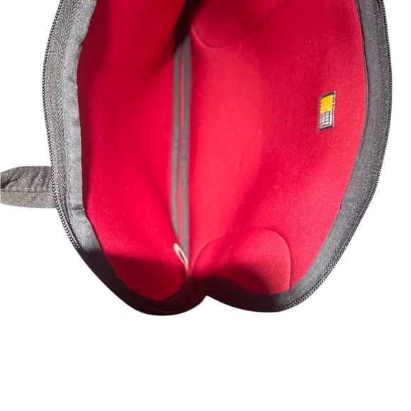 CASE LOGIC | BLACK TABLET CARRYING CASE WITH SIDE POCKET - Picture 3 of 7